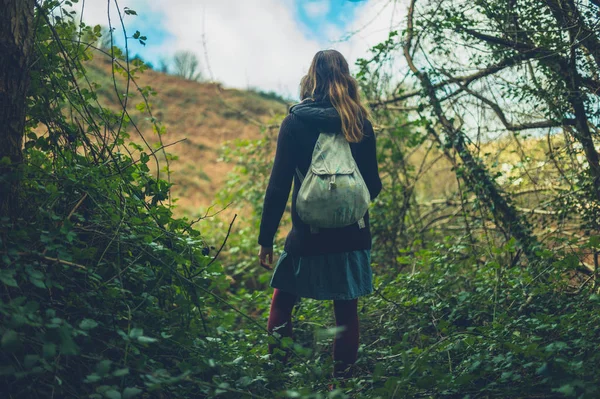 Ormanın Kenarındaki Bir Tarlada Genç Bir Kadın Duruyor — Stok fotoğraf