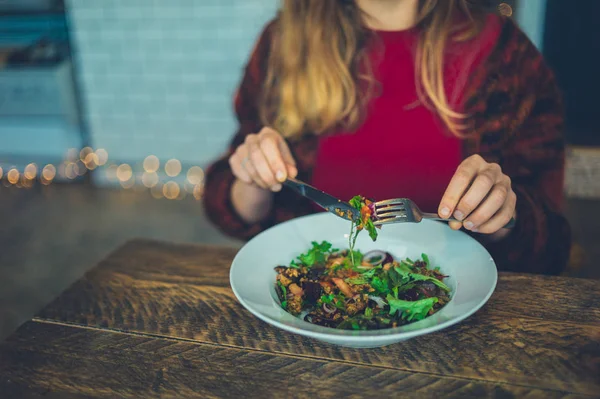 Young Woman Eating Salad Table Cafe — Stock Photo, Image