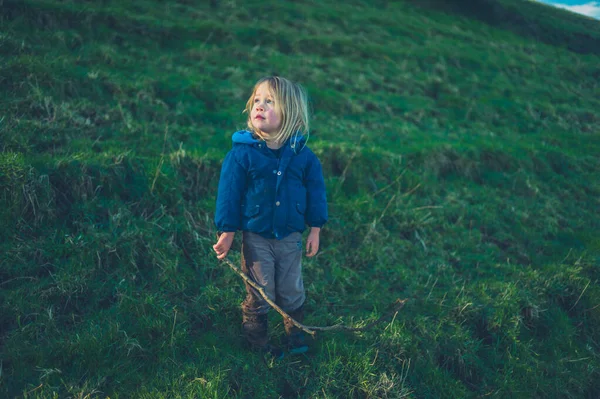 Petit Bambin Tient Debout Sur Une Colline Coucher Soleil Hiver — Photo