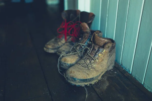 Dois Pares Botas Enlameadas Uma Entrada — Fotografia de Stock