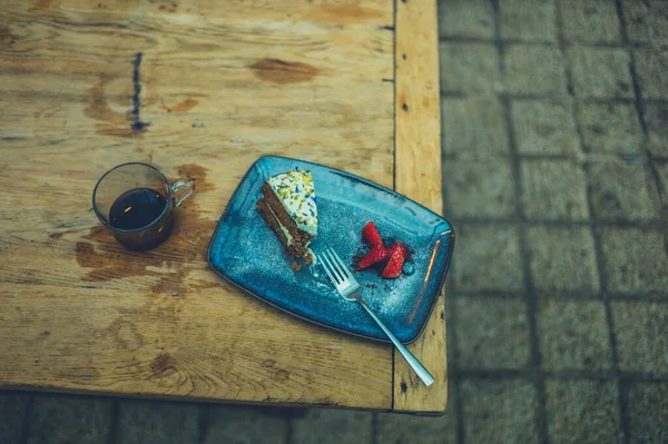 Gâteau et fraises sur la table à l'extérieur — Photo