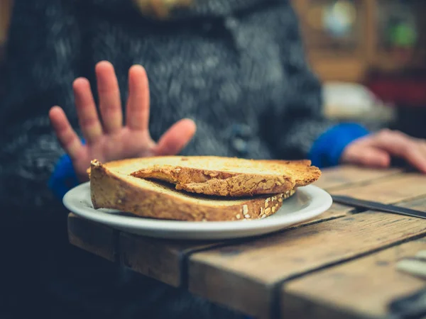 Mujer en dieta sin gluten rechazando tostadas —  Fotos de Stock