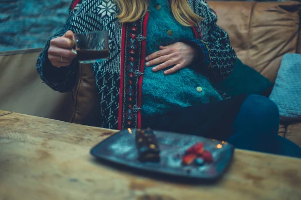 Mujer joven comiendo pastel y tomando café —  Fotos de Stock