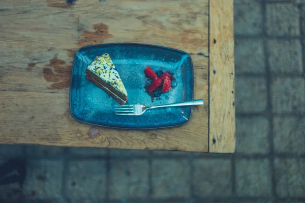 Cake and strawberries on table outdoors — ストック写真