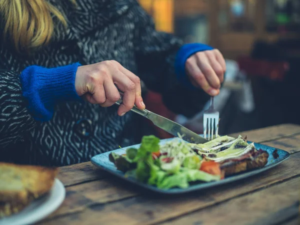 Mujer comiendo ensalada en un café —  Fotos de Stock