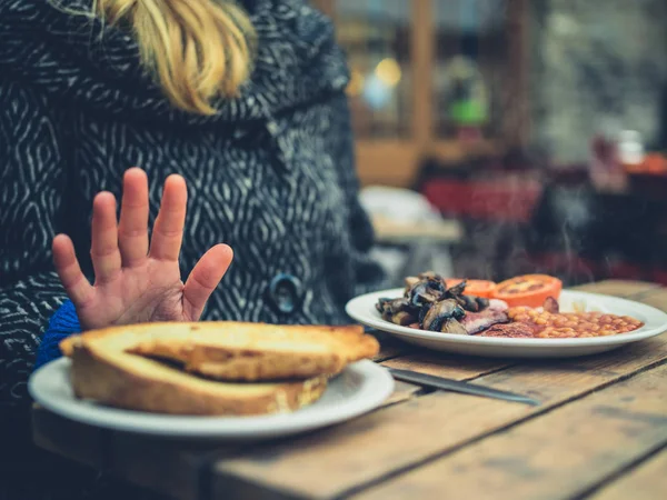 Mulher em dieta sem glúten rejeitando torradas — Fotografia de Stock