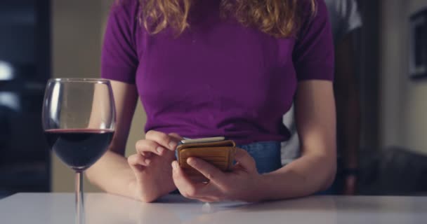 Молода Жінка Використовує Смартфон Вдома Вино Хлопець Являється Нею Обіймає — стокове відео