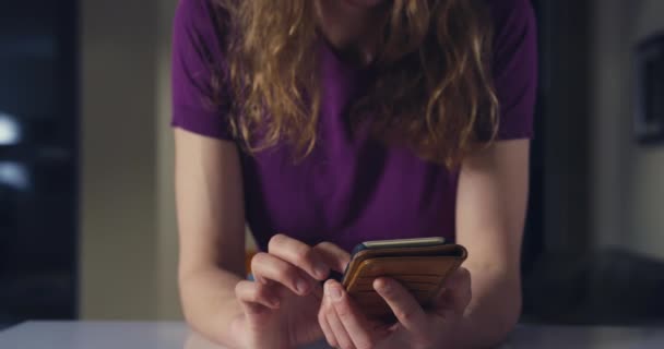 Una Joven Está Usando Teléfono Inteligente Casa Apartamento Ciudad Por — Vídeo de stock