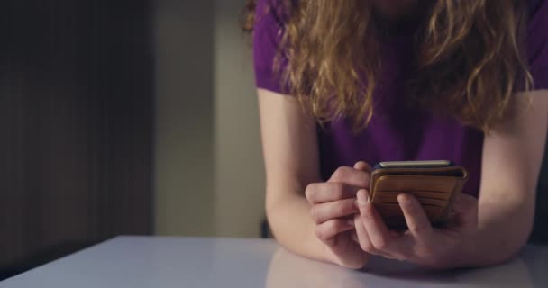 Plan Panoramique Une Jeune Femme Utilisant Son Téléphone Dans Son — Video