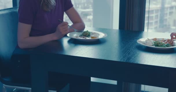 Mother having breakfast with her toddler at table — Stock video