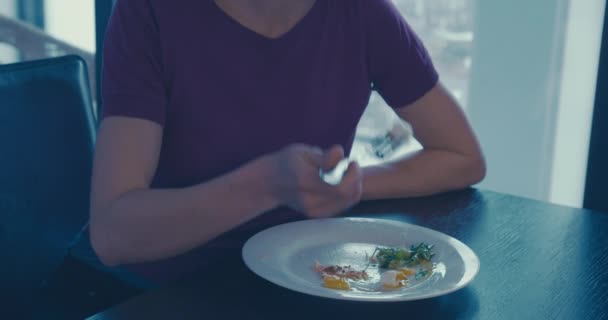 Ung kvinna äter lax till frukost i staden — Stockvideo