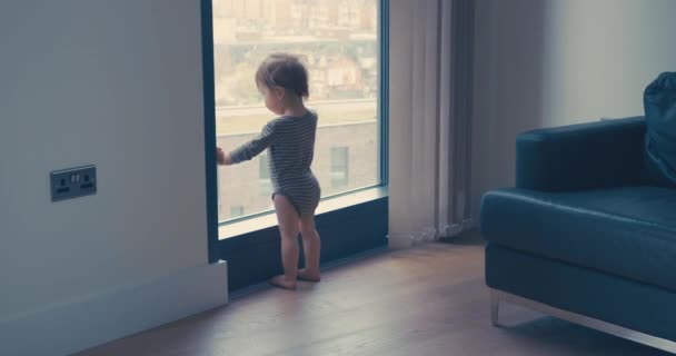 Pequeño niño golpeando su cabeza contra la ventana de la ciudad — Vídeos de Stock