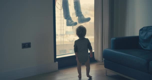 Kleiner Junge von Fensterputzer in Stadt angestarrt — Stockvideo