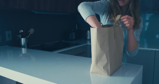 Mujer joven desempacando sus compras de verduras — Vídeos de Stock