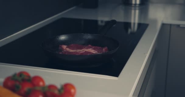 Une belle cuisson de steak dans une poêle — Video