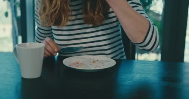 Jovem mulher comer croissant — Vídeo de Stock