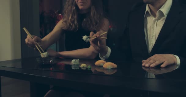 Hombre y mujer comiendo sushi en la ciudad — Vídeos de Stock