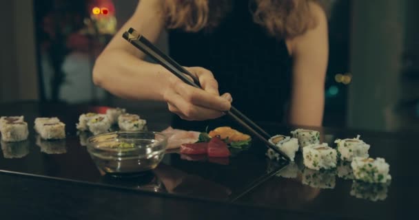 Elegancka kobieta w sukni wieczorowej jedząca sushi — Wideo stockowe