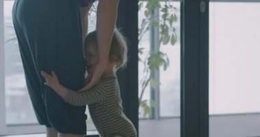 Küçük bebekle yoga minderinde oynayan genç anne.