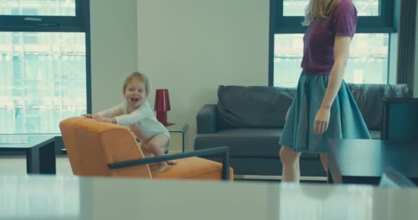 Niño Pequeño Está Escalando Los Muebles Apartamento Ciudad Con Madre — Vídeo de stock