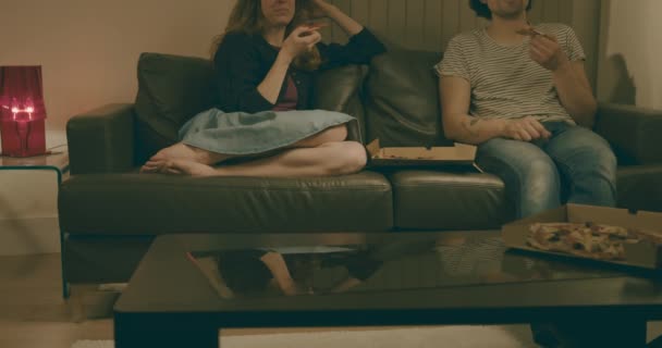 Una Joven Pareja Está Sentada Sofá Casa Está Viendo Televisión — Vídeo de stock