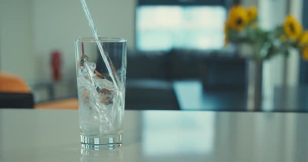 一只玻璃杯慢吞吞地装满了闪闪发光的水 — 图库视频影像