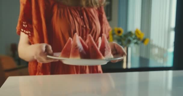 Una Joven Con Vestido Rojo Está Recogiendo Plato Sandía Cocina — Vídeos de Stock