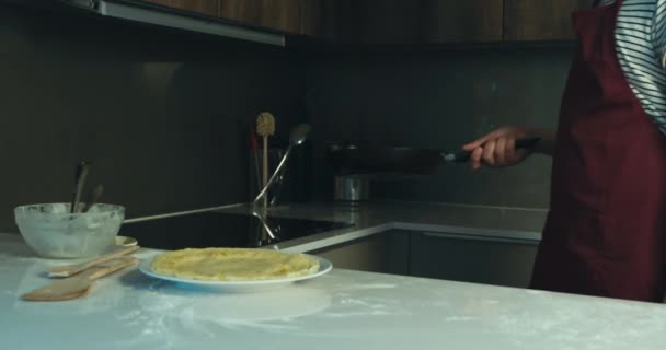 Giovane Uomo Nella Sua Cucina Moderna Sta Lanciando Frittelle — Video Stock