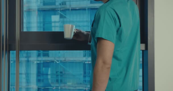 Een Jonge Arts Operatiekleding Heeft Pauze Drinkt Koffie Bij Het — Stockvideo