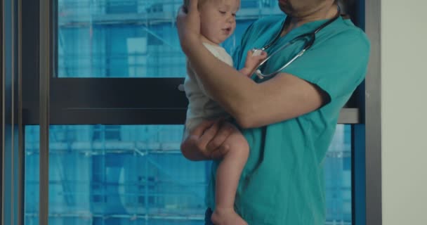Mladý Doktor Drží Malé Batole Které Hraje Svým Stetoskopem — Stock video