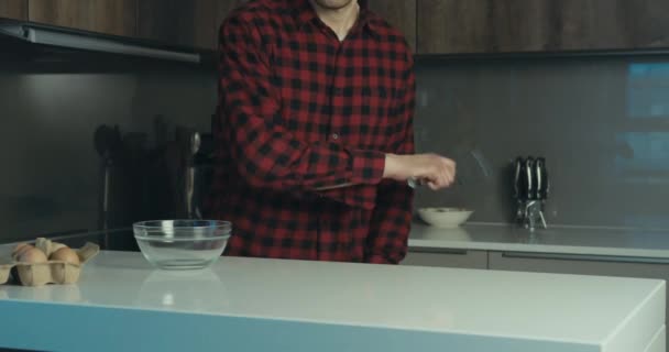 Забавный Хипстер Собирается Приготовить Яйца Своей Кухне Прыгает Поле Зрения — стоковое видео