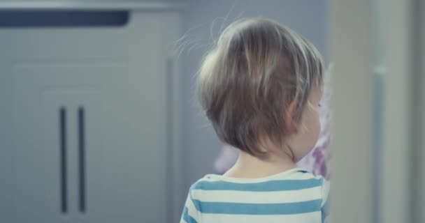 Piccolo Bambino Carino Sta Passeggiando Casa Sua — Video Stock