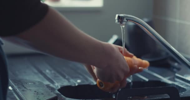 Mãos Uma Jovem Mulher Lavando Duas Cenouras Pia — Vídeo de Stock