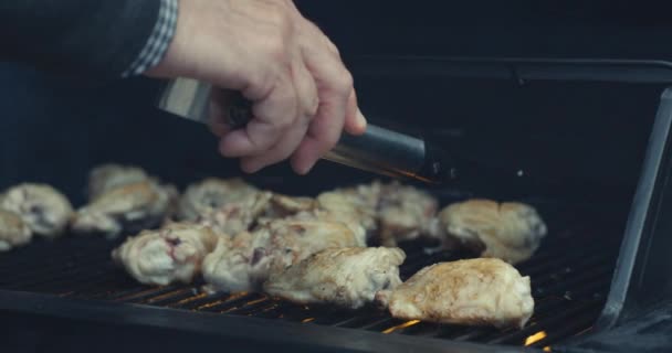 Közelíts Egy Idős Emberre Aki Csirkecombokat Mozgat Egy Barbecue Lassított — Stock videók