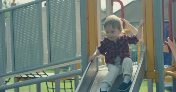 Een Kleine Peuter Jongen Gaat Van Glijbaan Speeltuin Het Hebben — Stockvideo