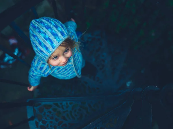 Маленький Дошкольник Спускается Винтовой Лестнице Зимой — стоковое фото