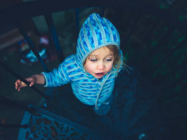Маленький Дошкольник Спускается Винтовой Лестнице Зимой — стоковое фото