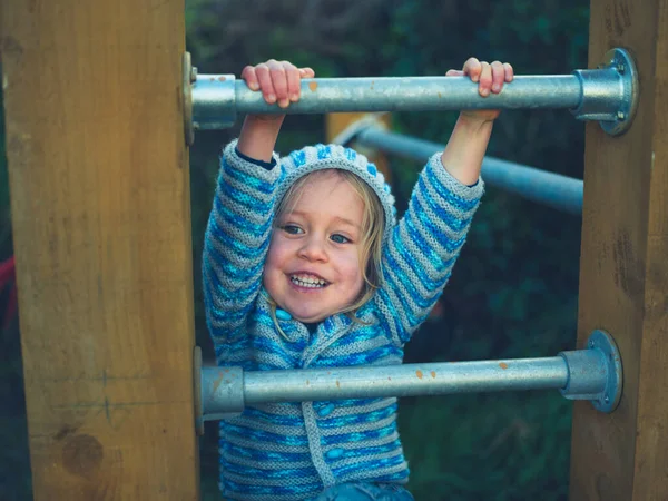 Küçük Anaokulu Çocuğu Bahçedeki Jimnastik Salonunun Parmaklıklarına Tırmanıyor — Stok fotoğraf