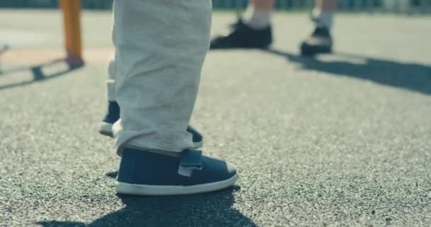 Cerca Los Pies Niño Pequeño Patio Recreo Mientras Camina Hacia — Vídeo de stock