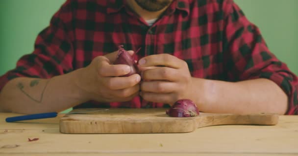 Mladý Muž Oloupe Cibuli Zelenou Zástěnu — Stock video