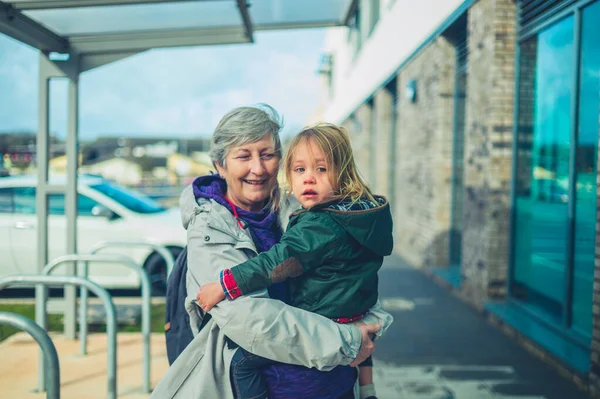 Eine Großmutter Trägt Ihr Enkelkind Vorschulalter Auf Einem Parkplatz — Stockfoto