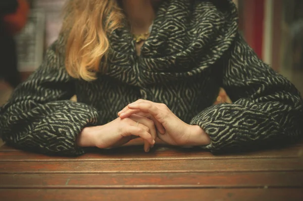 Een Jonge Vrouw Zit Winters Aan Een Tafel Buiten — Stockfoto