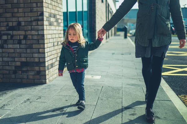 Genç Bir Anne Anaokulu Çocuğu Kışın Bir Otoparkta Yürüyorlar — Stok fotoğraf