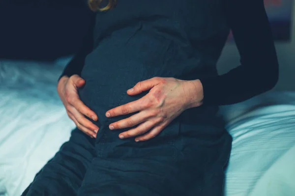 Eine Schwangere Frau Mit Ekzemen Den Händen Sitzt Auf Einem — Stockfoto