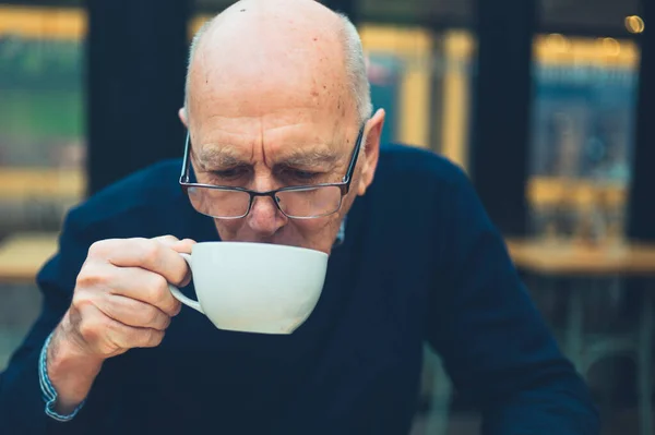 一个成熟的男人在咖啡店喝咖啡 — 图库照片