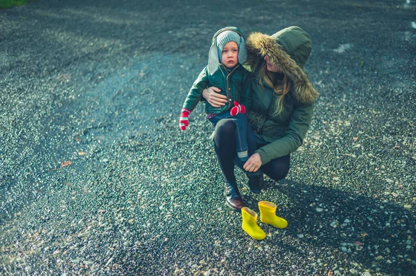 Una Madre Está Ayudando Hijo Edad Preescolar Ponerse Sus Botas — Foto de Stock