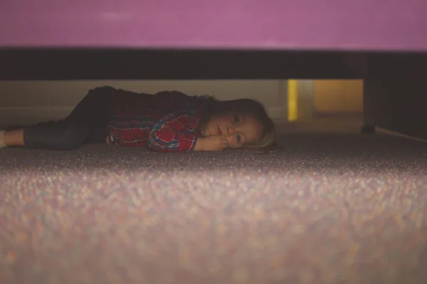 Mały Przedszkolak Chowa Się Pod Łóżkiem — Zdjęcie stockowe