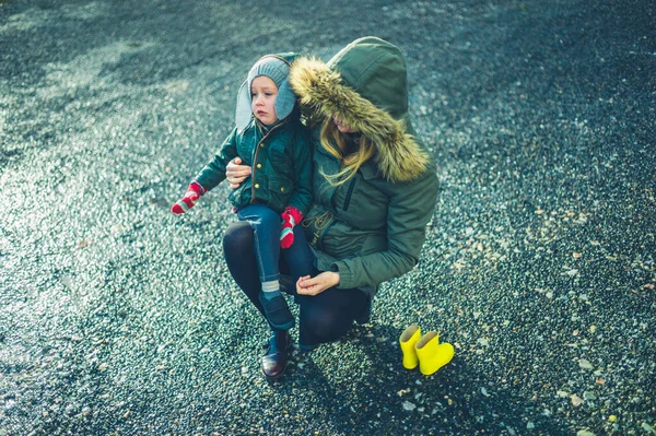 Bir Anne Okul Öncesi Öğrencisinin Bir Kış Günü Lastik Botlarını — Stok fotoğraf
