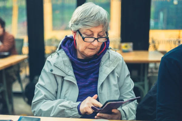 Mature Woman Using Smartphone Cafe — Stock Photo, Image