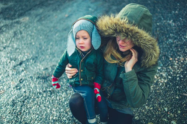 Una Madre Hijo Edad Preescolar Están Sentados Suelo Afuera Invierno — Foto de Stock